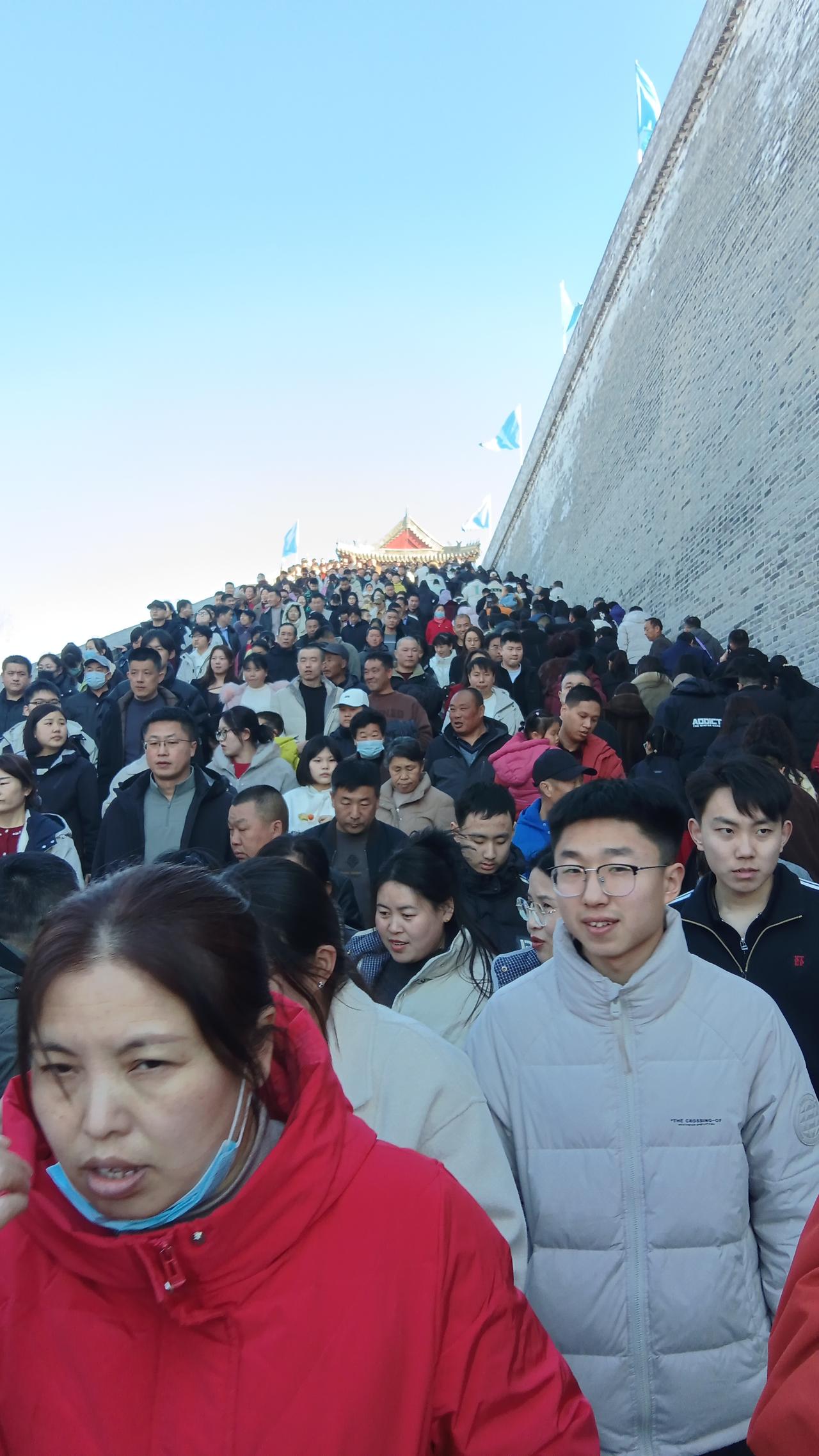 人潮汹涌，打卡热门景点！📸👫
