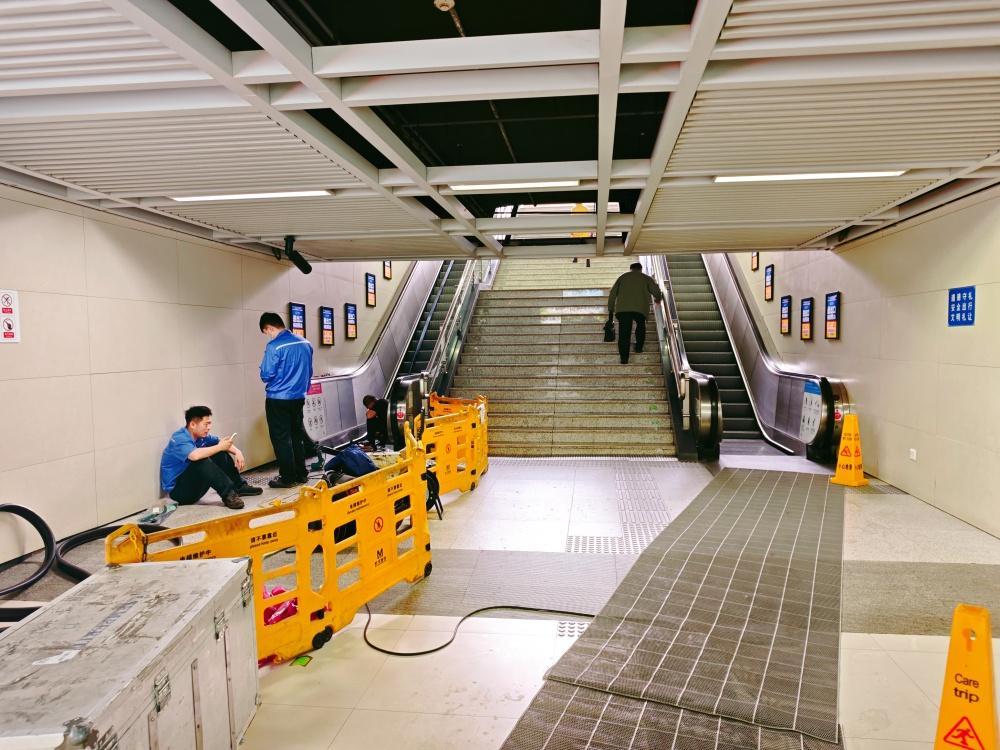 【地铁扶梯维修 能否单梯改向上运行】地铁站常遇单侧扶梯维修的情况，往往上梯故障关