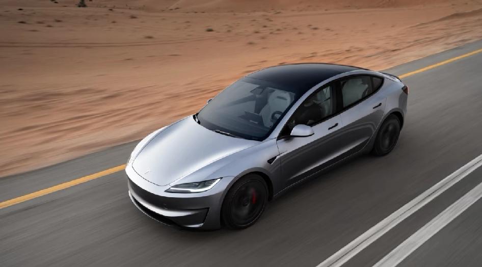 Model3 内饰将迎来升级
升级内容包括16英寸QHD触摸屏和黑色顶篷。
	