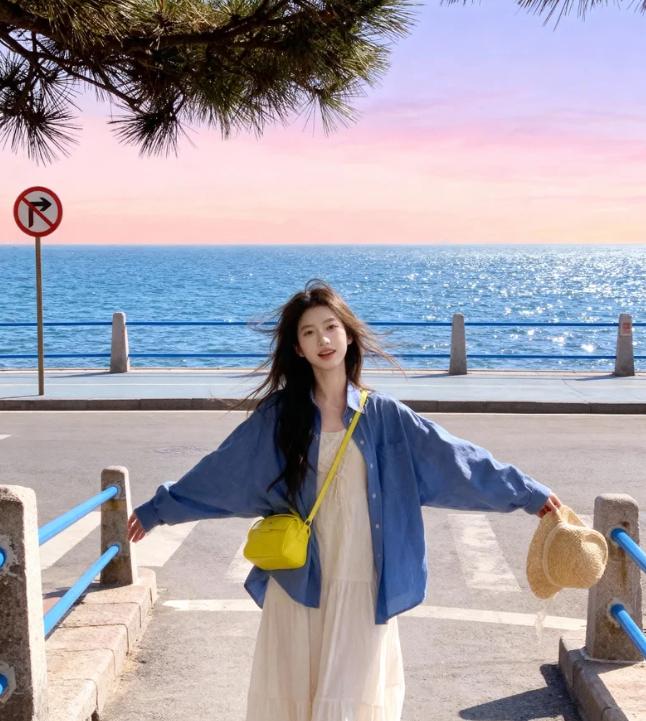 我就纳闷了，
那些拿三四千左右工资的，
是怎么做到去旅游买各种衣服，
还隔三差五