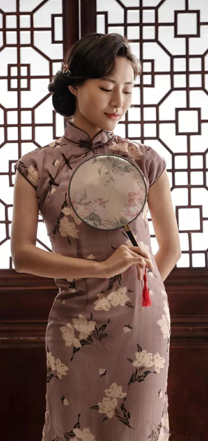 旗袍，那一抹古典优雅的风情，总是让人心醉神迷。
就像那古风旗袍配小扇，扇面花开，