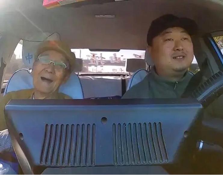 山西大同，93岁抗美援朝老兵坐出租车被拒收车费，老兵礼貌地说谢谢，司机却表示：“