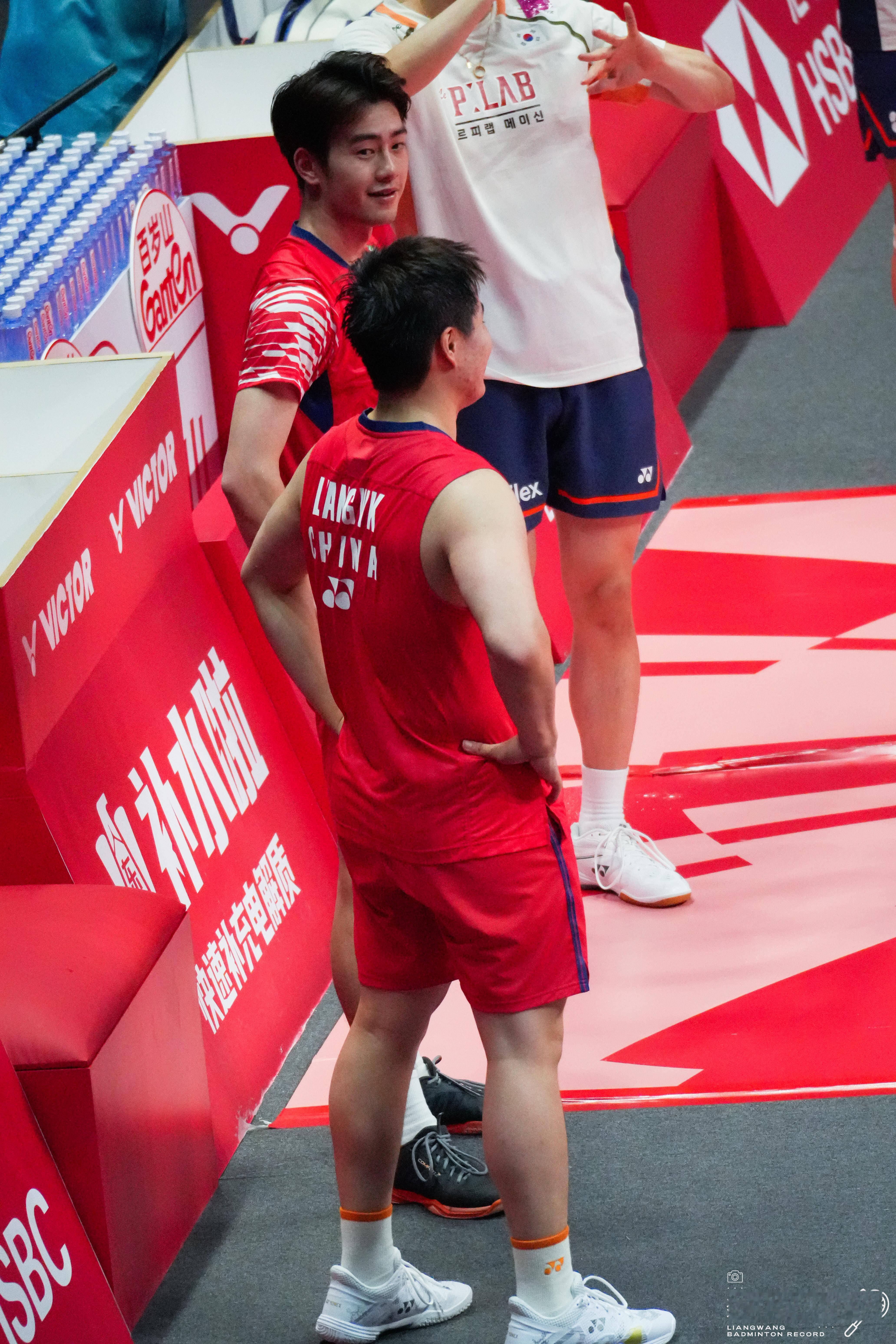 颁奖仪式开始前一直在复盘的哥俩 