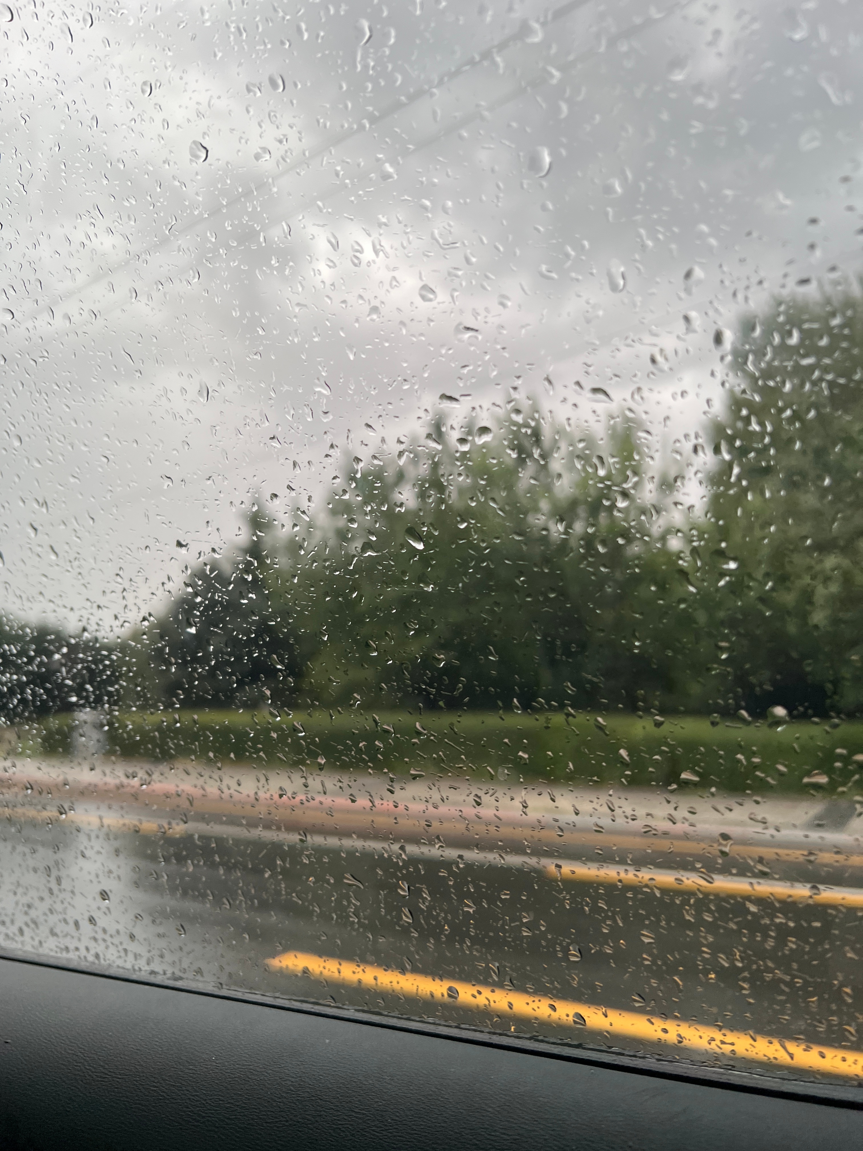我这个脑袋现在越来越不行了，早晨看到下雨只想到不好叫车要早些叫，没想到天气会冷要