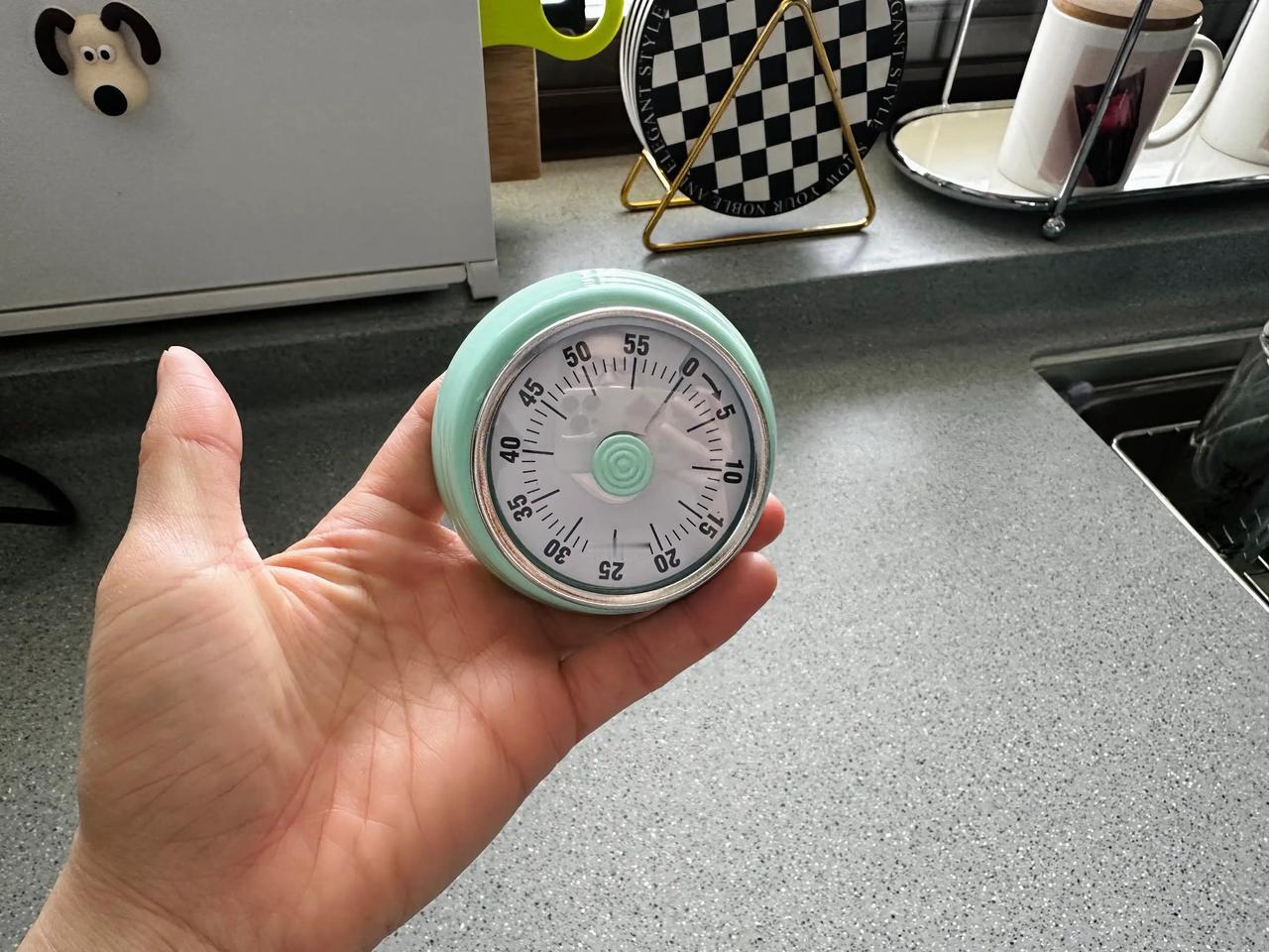 真的感觉时间过得飞快！小时候盼着长大，一天掰成八瓣都嫌长；现在呢，眨眼一天、一周