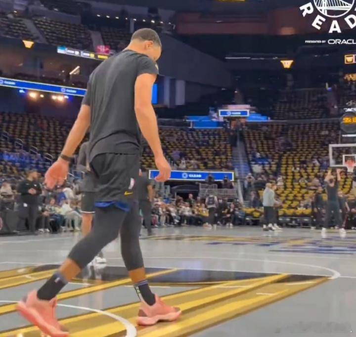 库里今日上脚猛男粉    库里对阵火箭热身时上脚Puma哈利伯顿1代，这双怎么样