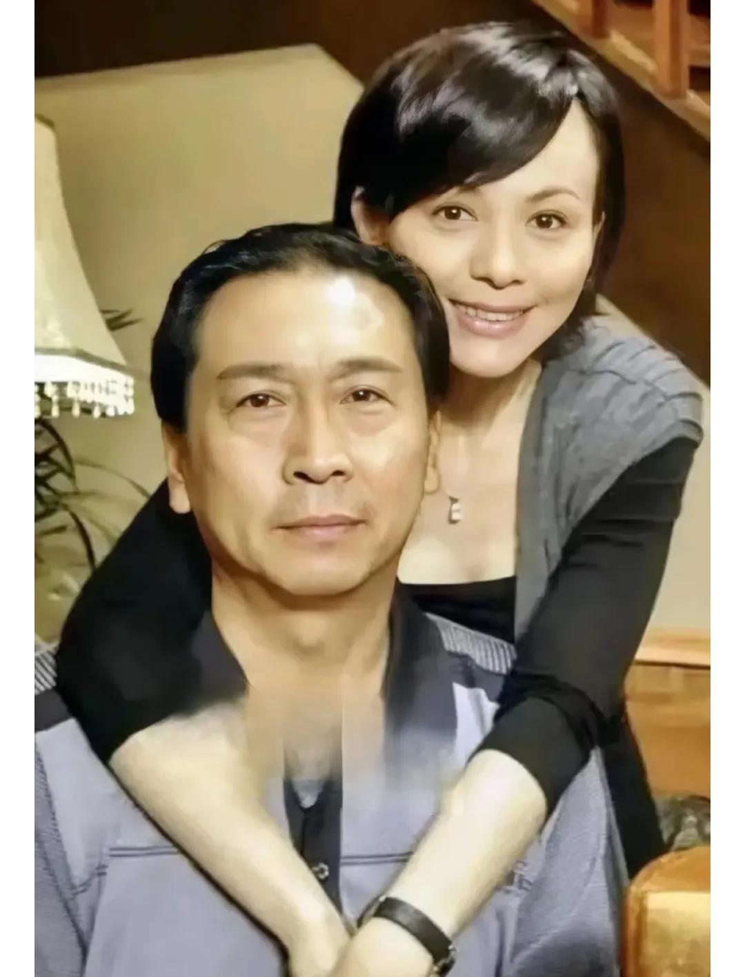 著名演员王琳和陈小旭的前夫毕彦君《大宅门》里的白二爷的合影，他们不是两口子。