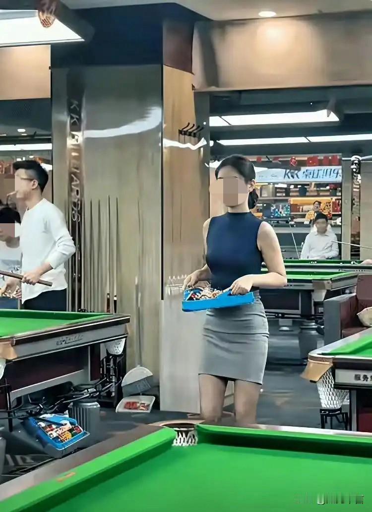 台球厅这个曾经在网络游戏没起来的时候很火，是爱玩年轻人必去的地方，而且男的在女的