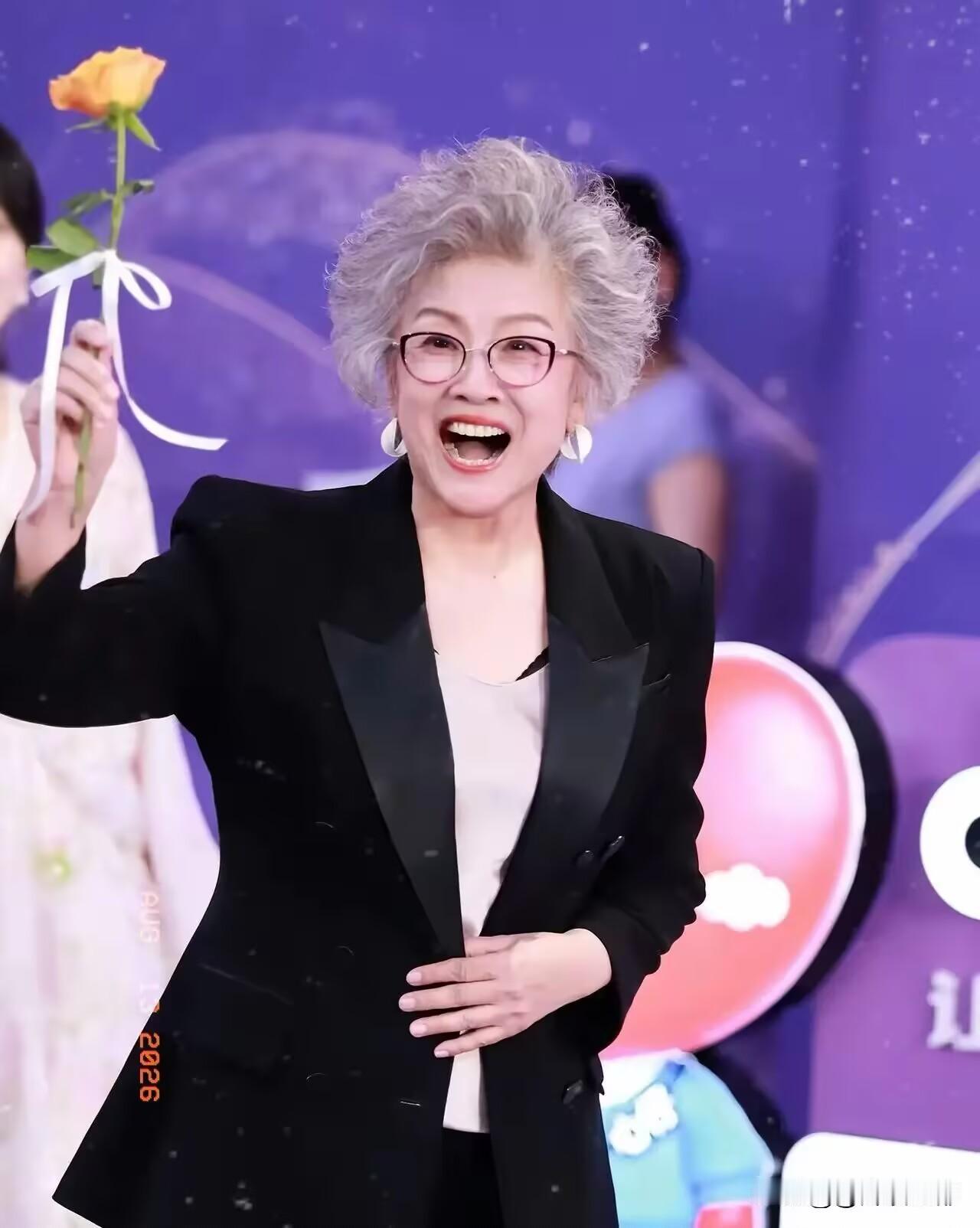发现了没，宋春丽有个很明显的特点，倒不是因为她变老了，而是她明明都75岁了，居然