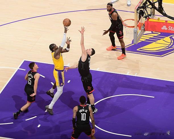 艾顿要是下半场高效拿下15分甚至更多，湖人还有机会，不然估计撑不到第四节。老詹没