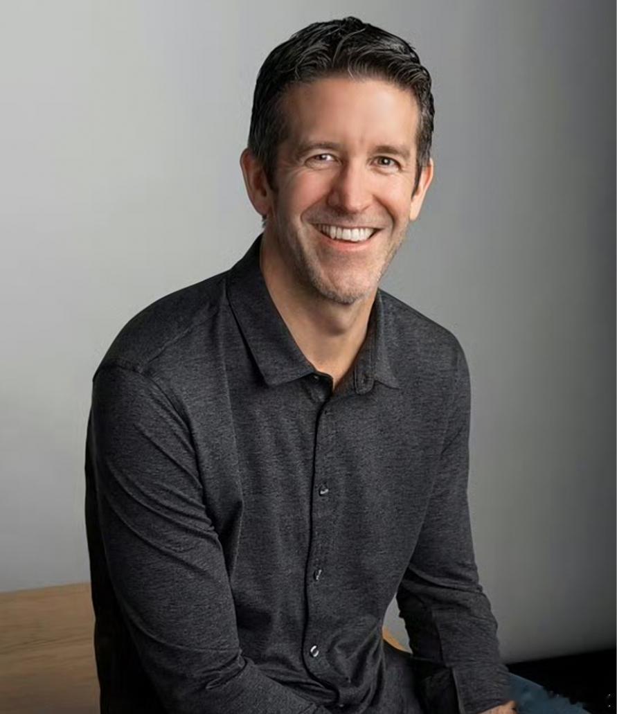 苹果新任CEO特努斯是谁 库克正式交班，约翰·特努斯接棒苹果CEO。他是深耕苹果