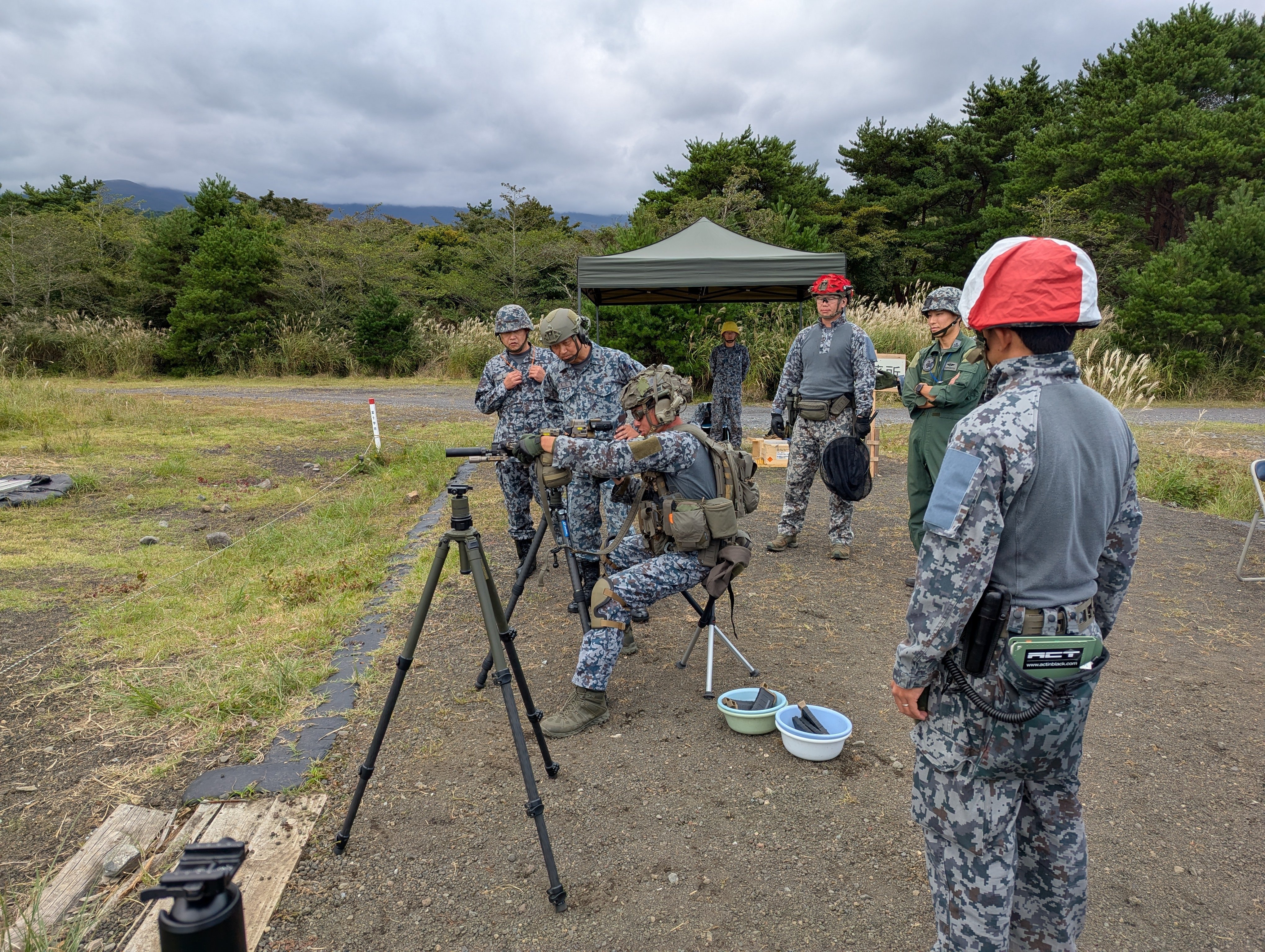 空自基地警備教導隊20式小銃的标准配置，SureFire的RC2消音器，激光指示