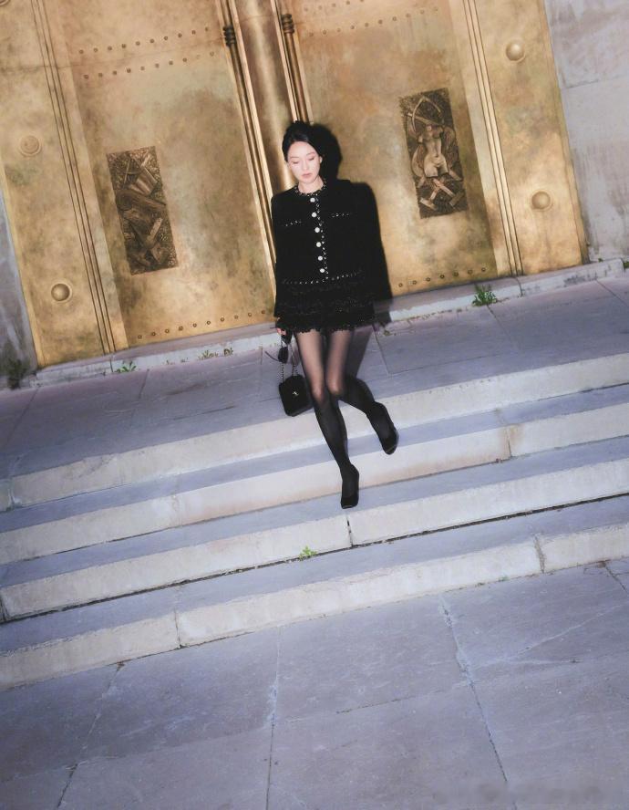 #周迅 香家长公主# 周迅的这一身，让我们看到了一个霸气又迷人的香家长公主。 ​