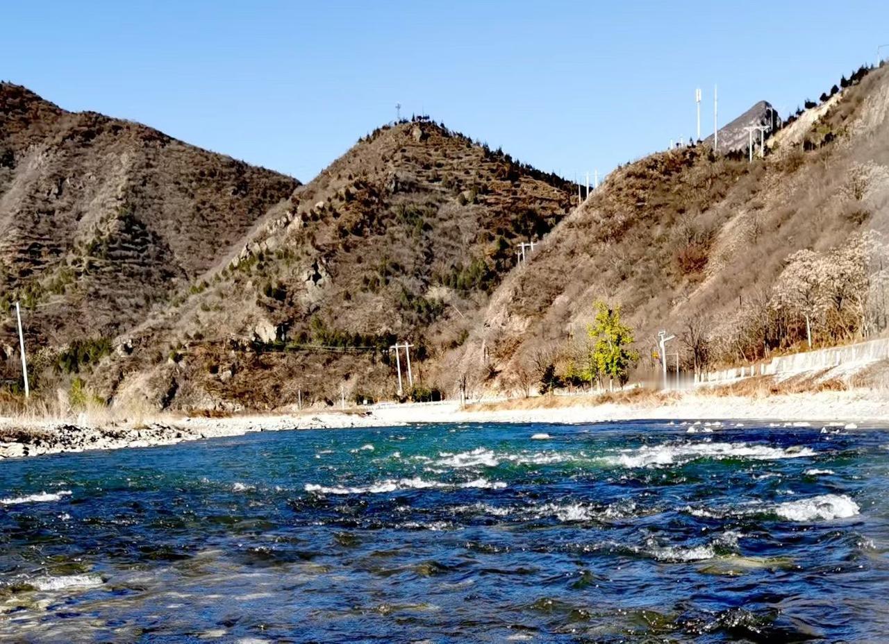 冬日赏景：山川秀丽，流水潺潺。