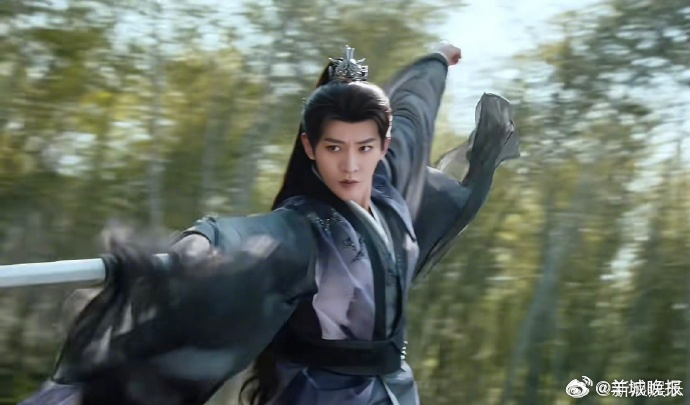 【男星执剑古装造型大赏，谁的剑指中你的心？】一身古装，一柄长剑，自带侠气与风骨，