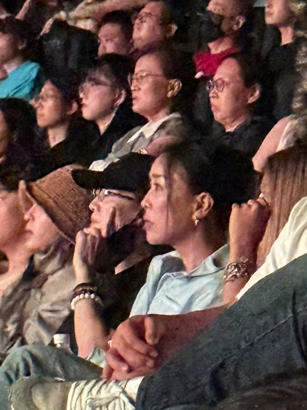 那英宋佳现身东极岛首映礼那英宋佳组队打卡《东极岛》首映，朱一龙、倪妮、吴磊主演的