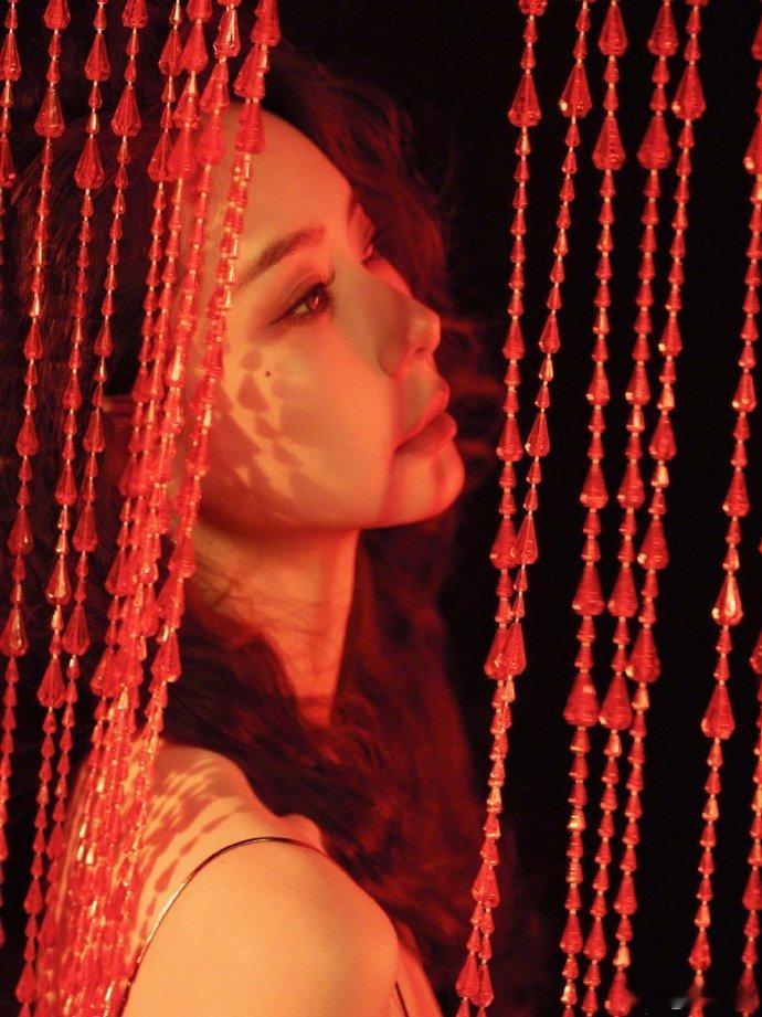 谁把戚薇搬我姥炕上了 戚薇的出片执念谁懂！红裙造型尽显万种风情，气质拿捏得死死的