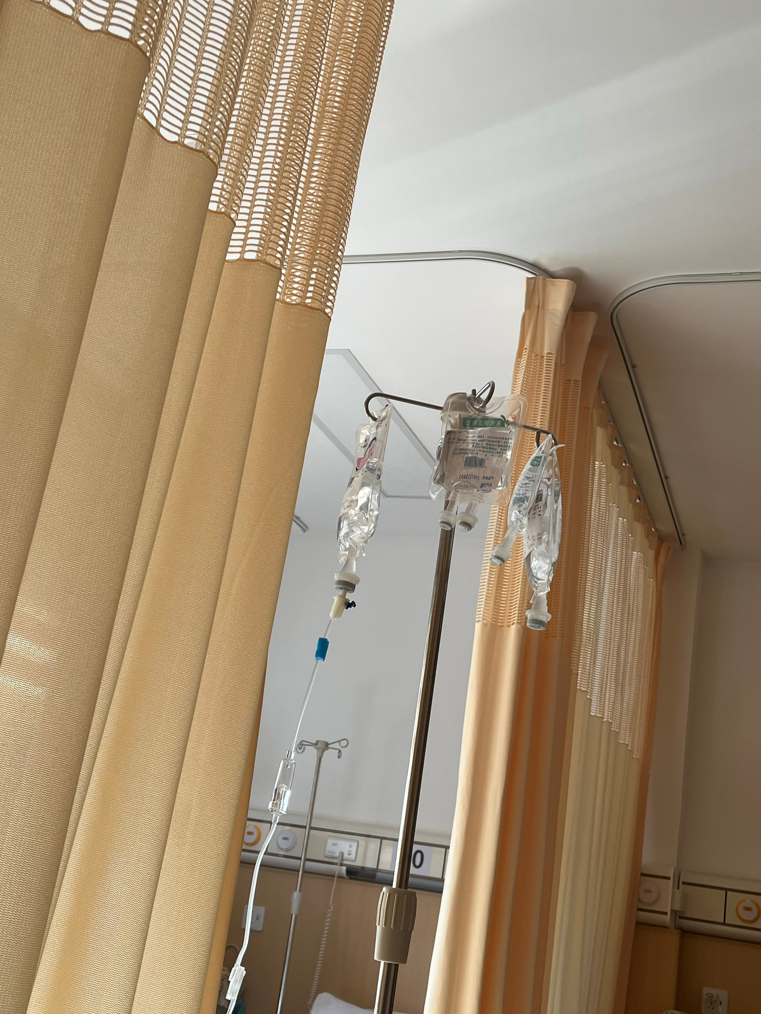 吊水第6天，手背上都是小针孔，有一瓶打得猛快胀痛胀痛唉，虽然耳鸣还在但一切都在好