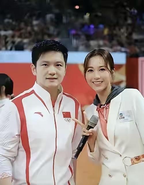樊振东和TVB主持人兼演员何沛珈合影。