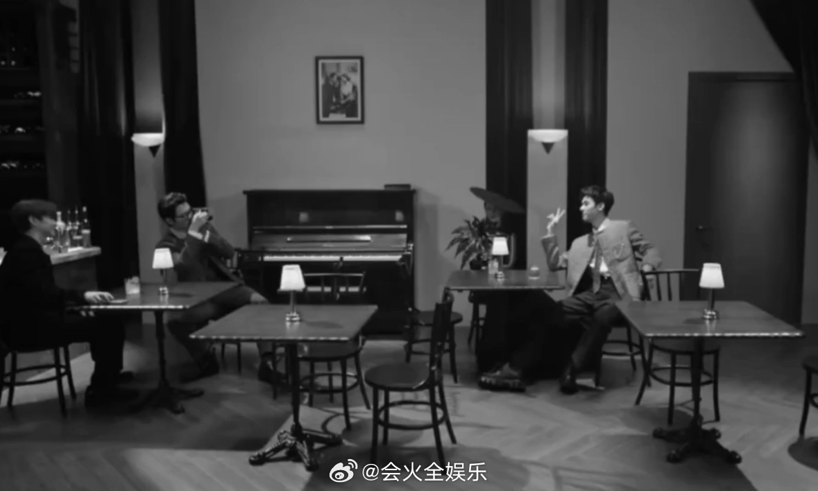 井柏然给热巴龚俊拍了拍立得 井柏然给热巴龚俊拍了拍立得 ​​​