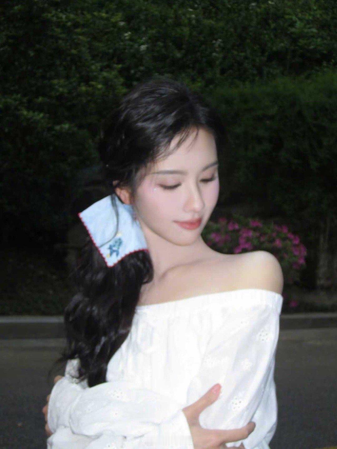 陈都灵白色一字肩造型  陈都灵白色一字肩造型好美呀松弛轻盈的氧气少女，想和嘟嘟一