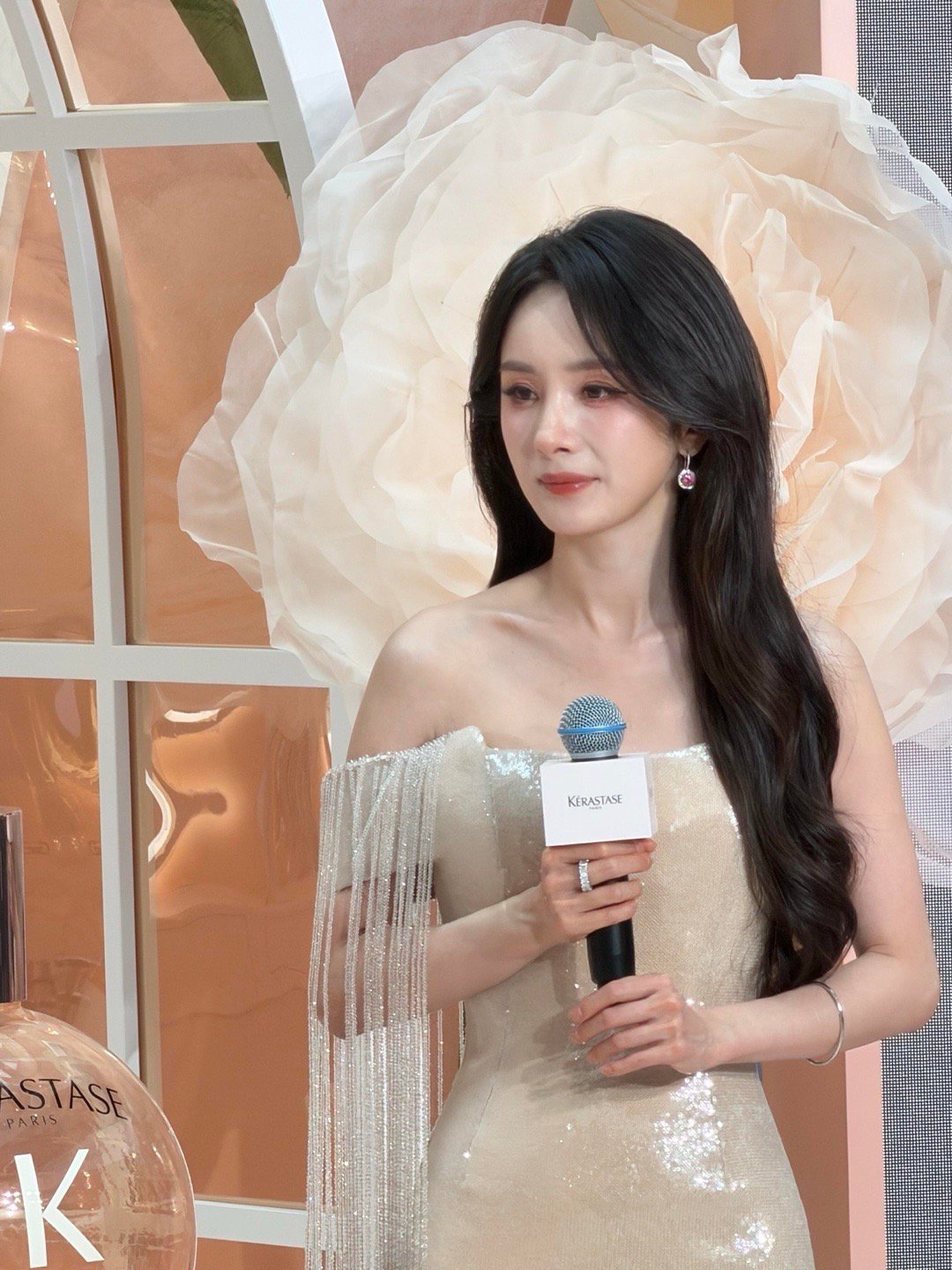 杨幂好白好美好瘦！！！！真的好权威一张脸