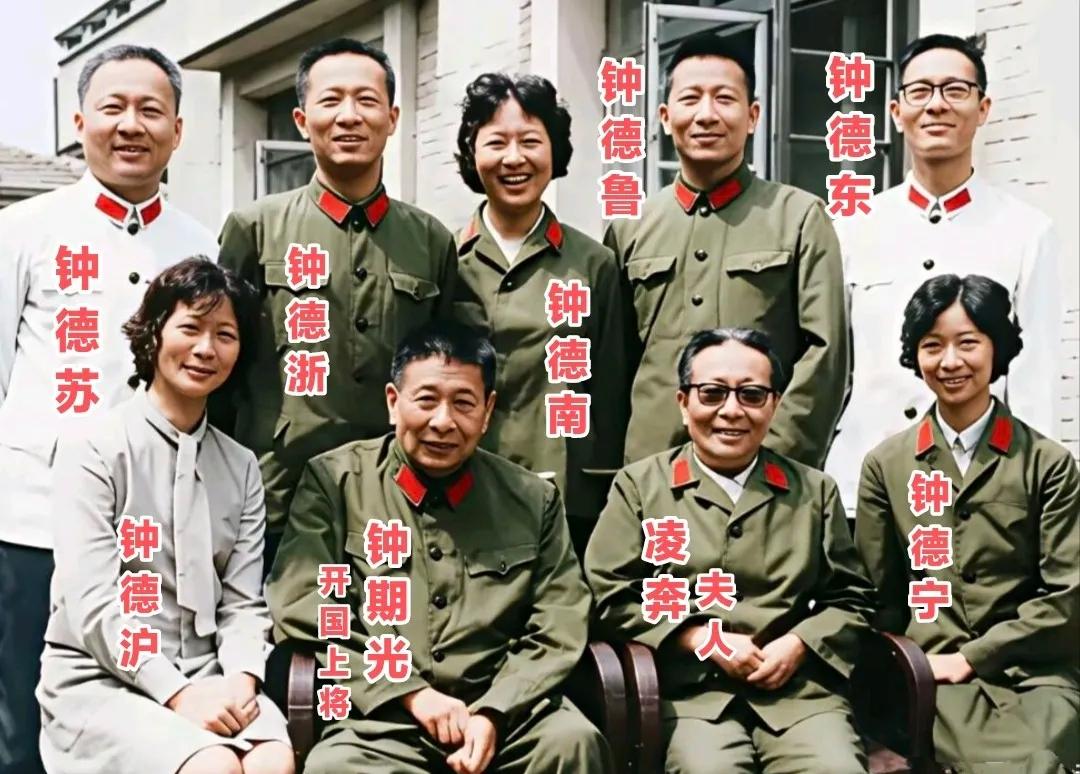 柯蓝这一大家子，一眼看过去就有种很踏实的温暖。

照片里最打眼的当然是两位老人—