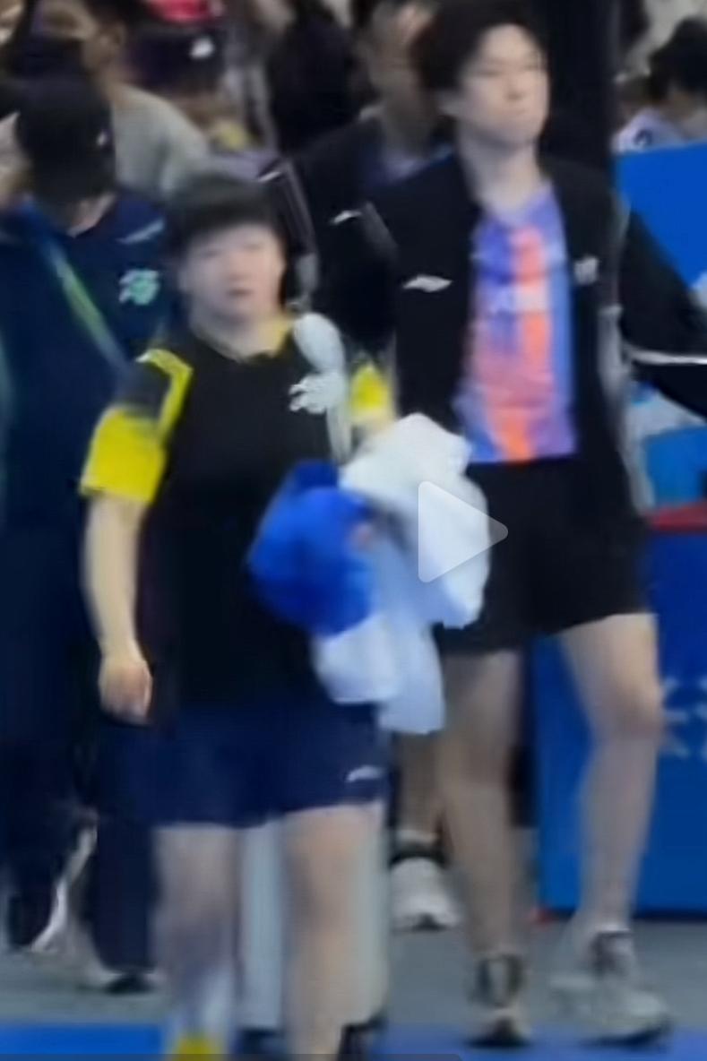 混双半决赛“莎头组合”2：3不敌袁励岑/王艺迪，关于王楚钦的话题登上了热搜：
