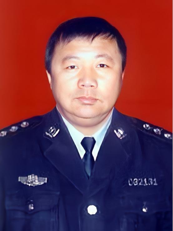 2003年，齐齐哈尔某酒店惊现11枚定时炸弹，排爆专家于尚清成功拆除10枚后，在