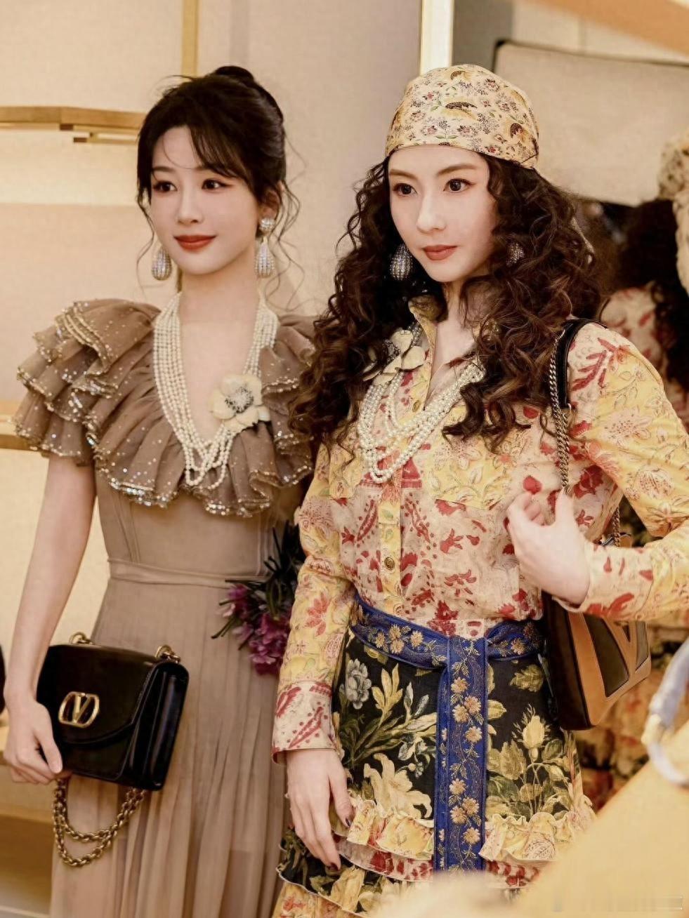 张柏芝以羊毛卷发型搭配印花连衣裙，展现出了独特的时尚魅力。她选择了一头蓬松的羊毛