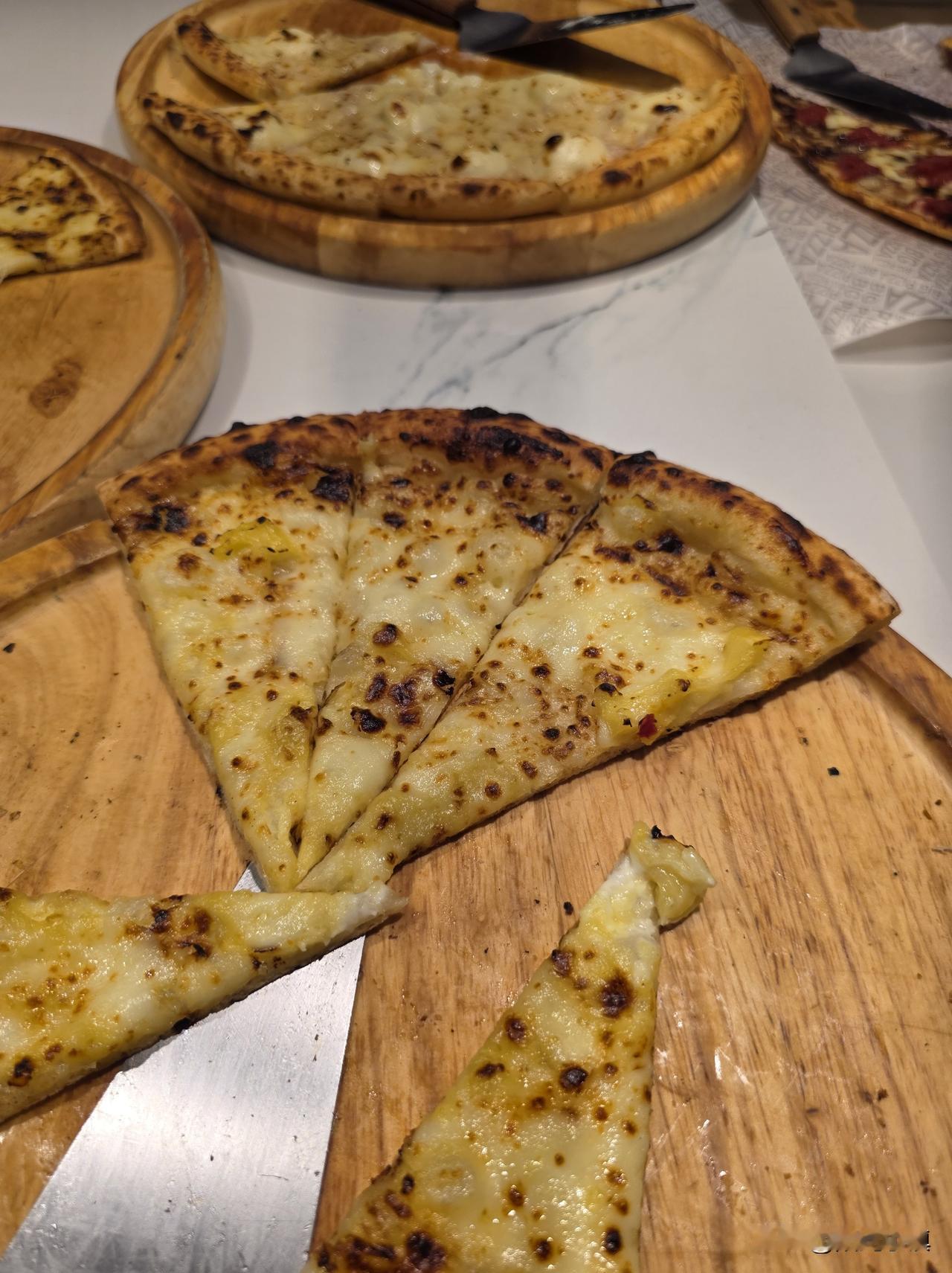 这家店的披萨很一般，边都糊了……

中午跟外孙出去吃饭，去了一家披萨连锁自助店，