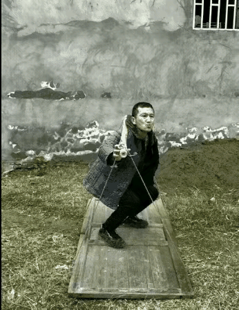 我觉得他穿的太厚了，脱了大衣可能会好点