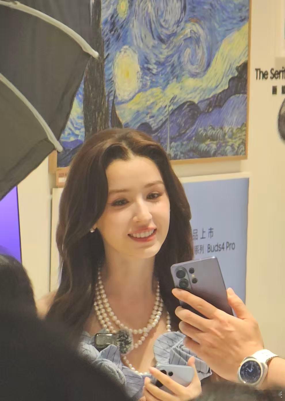 三星门店偶遇明星概率好高 现场捕捉一枚！化身春日旅行搭子体验拍照功能，轻松定格美