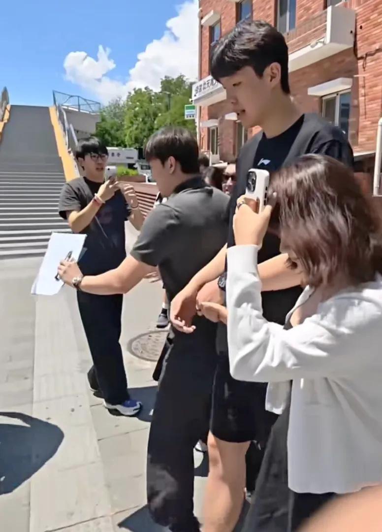 在2026年7月17日的专访中，杨瀚森首谈女友。他坦言，在异国打拼时，女友不仅学