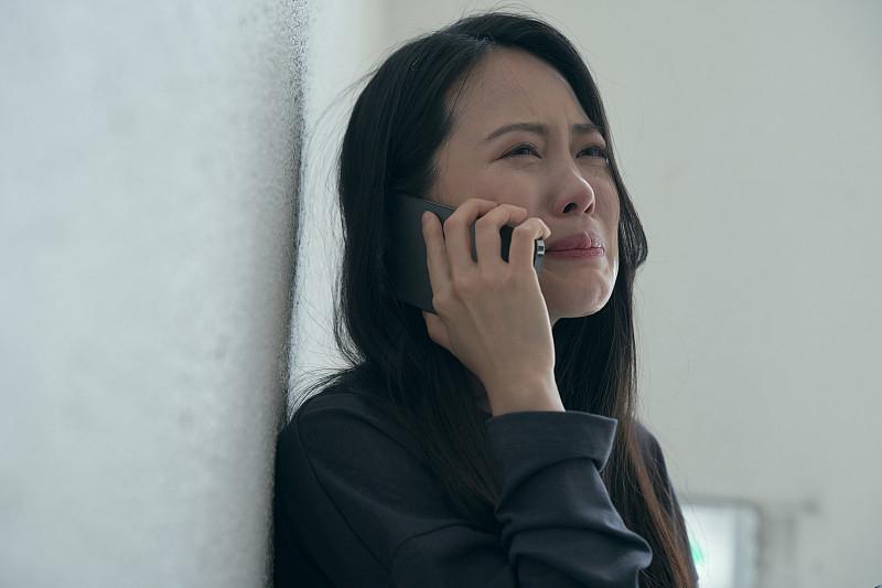 早上5点到中午11点，刚忙完家务喘口气坐下，就被老公回家撞见玩手机，老公失望摔门