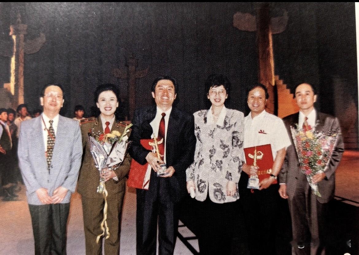 1997年，宋春丽（左二）凭借在电影《离开雷锋的日子》中的出色表演，荣获第20届