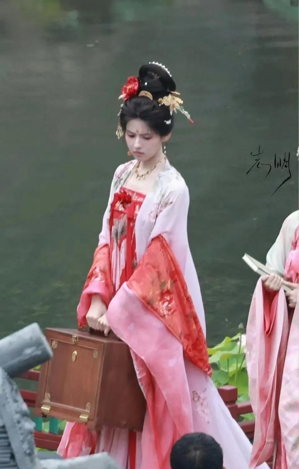 鹤男这是在模仿鞠婧祎的造型吗？ 