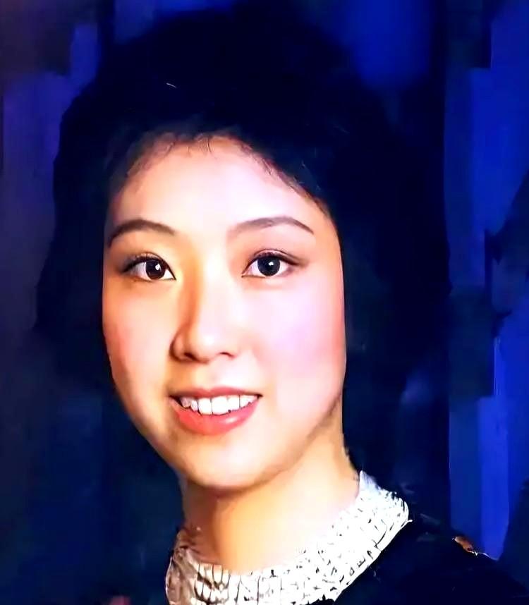 总看到殷新老师侍弄玫瑰的照片，心里就一阵酸楚，又一阵温暖。
那双手，曾为前夫签过