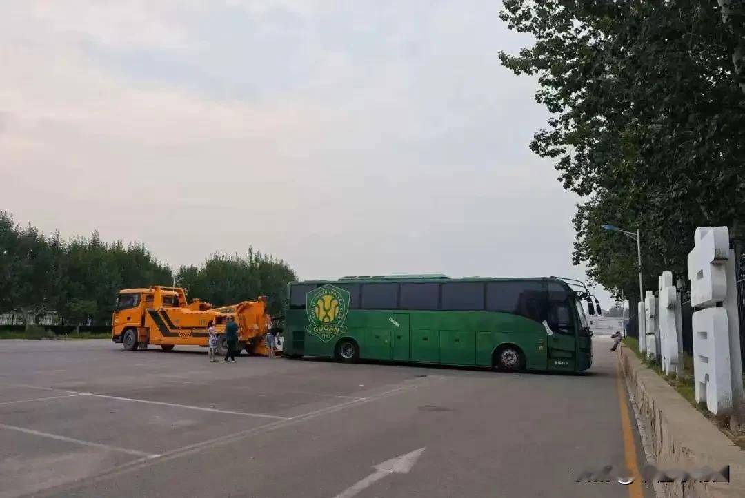 北京中赫国安欠款济南36亿，国安大巴已被拖走抵债。国安外援扫单车去参加训练。
3