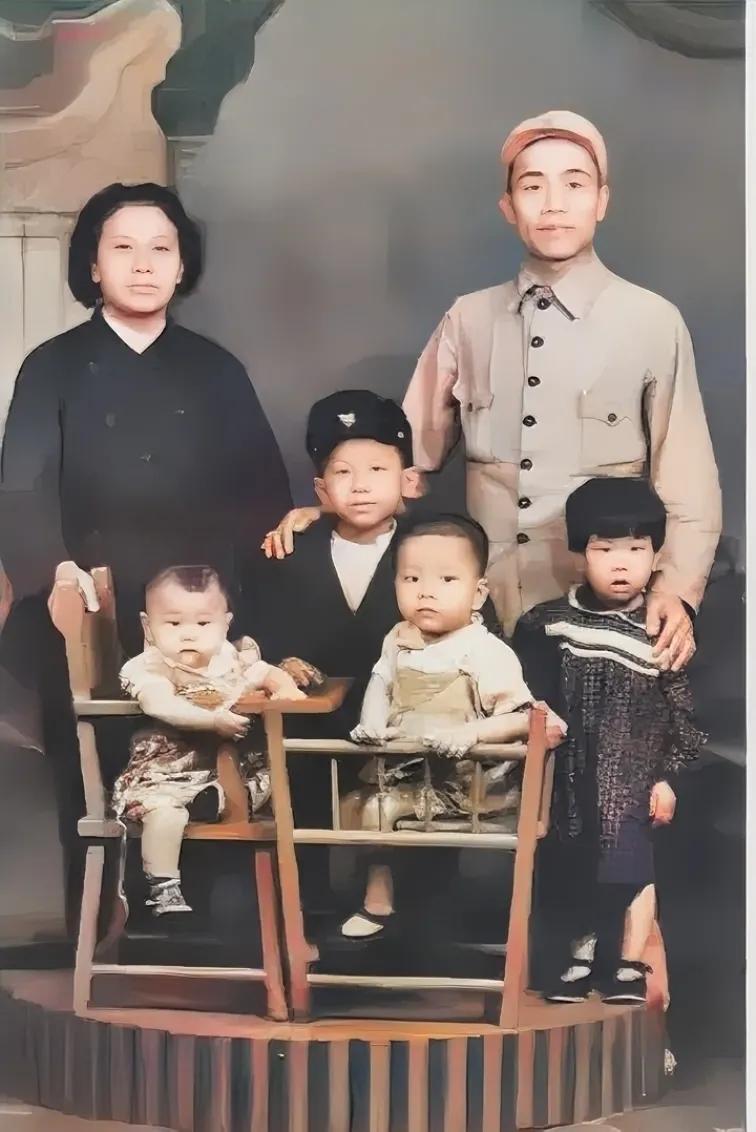50年代初，聂凤智将军，一张罕见的全家福，照片中的人是他的妻子何鸣、长子聂庆荣、