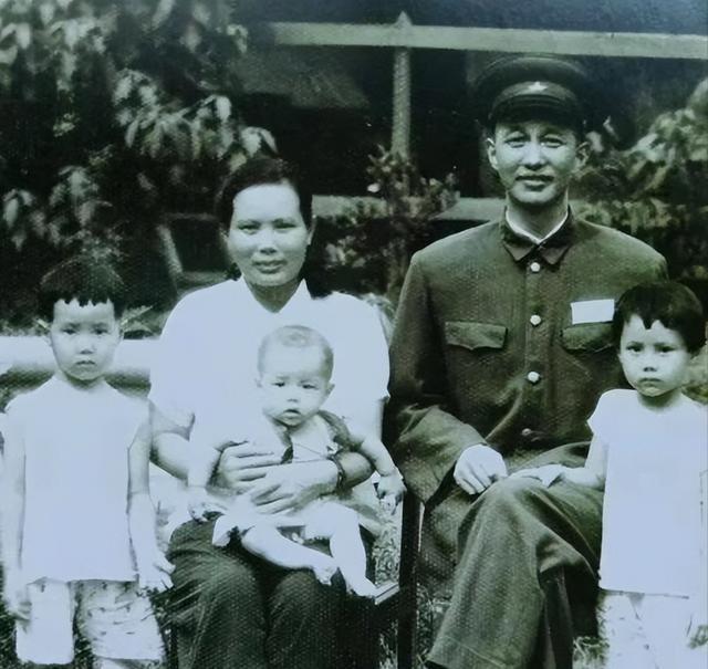 1936年，洪学智看上了女兵张文。谁知，张文却嫌弃洪学智满脸麻子，本想婉言谢绝，