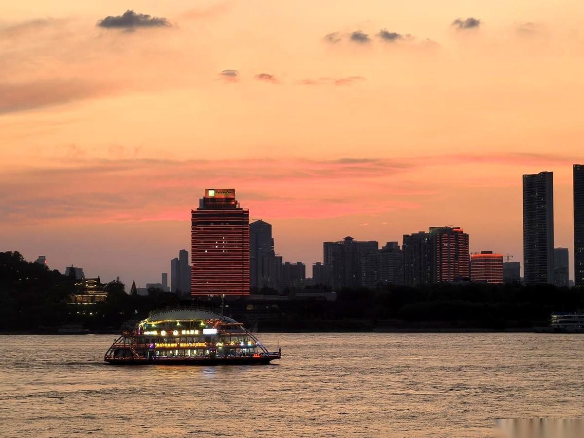 那司机师傅的后脑勺，都写满了“不高兴”三个字。
我一上车就感觉到了，那股低气压，