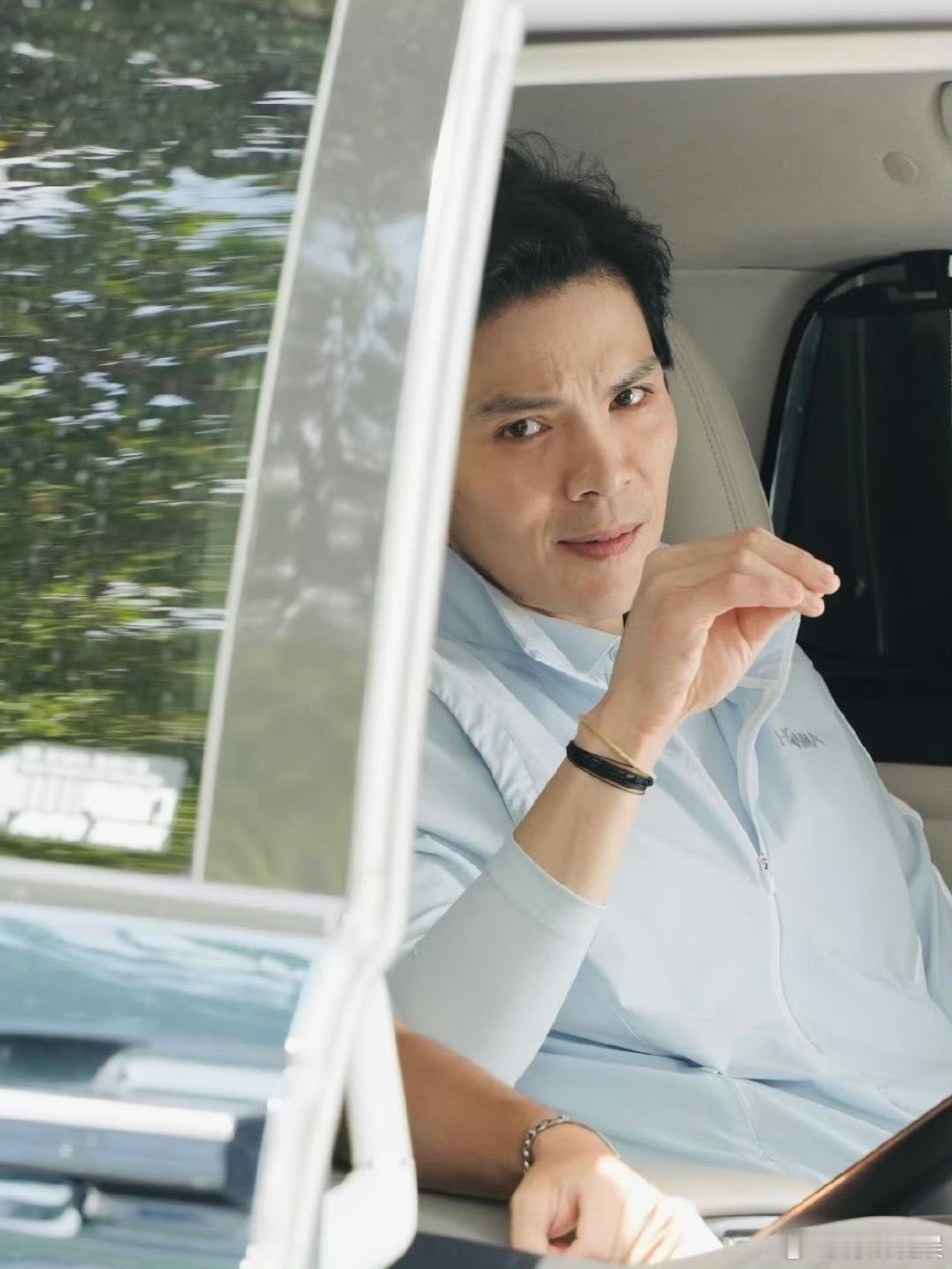向佐变帅了果然不穿女装顺眼多了，这长相跟他爸也太像了… ​​​