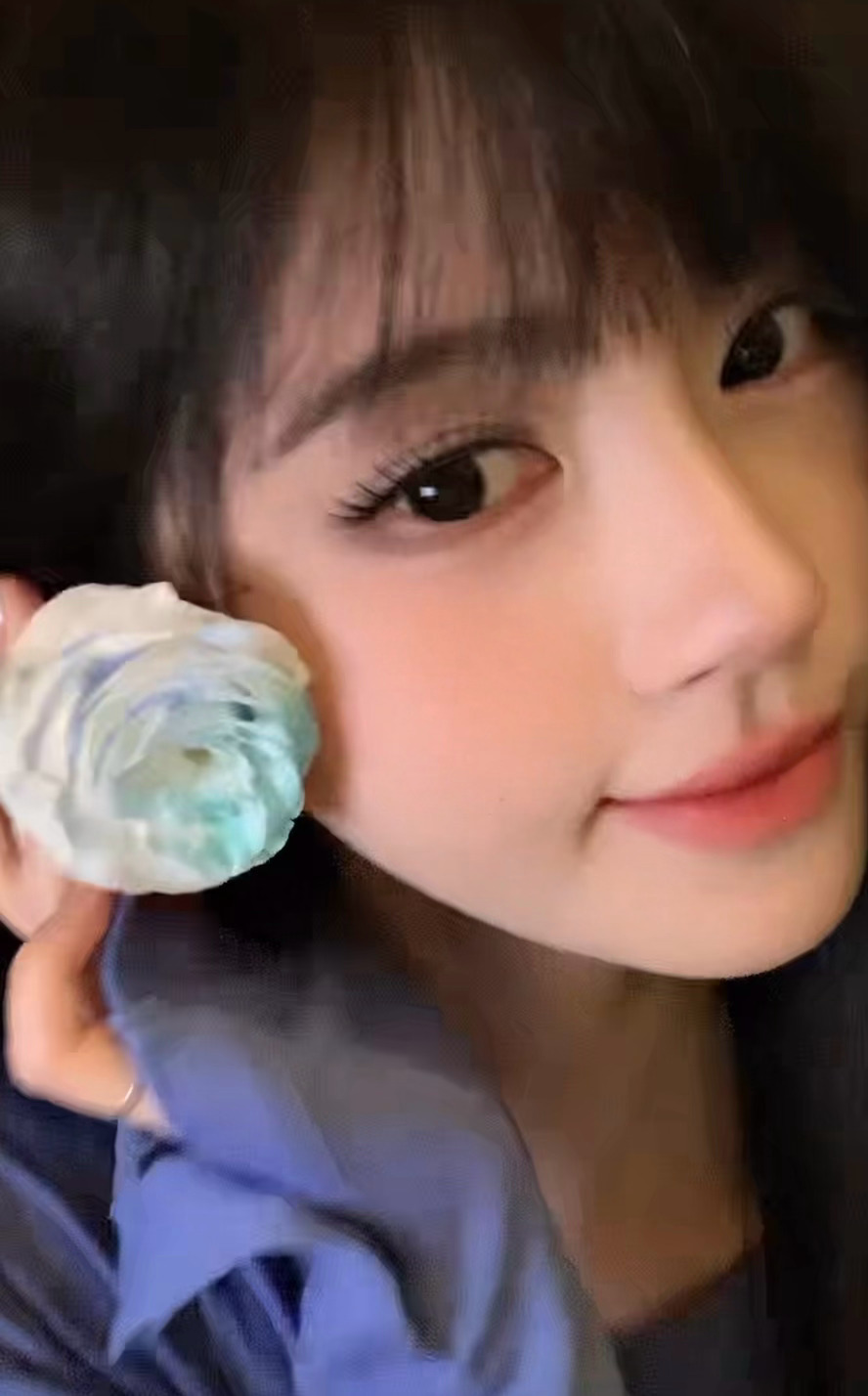 隔着屏幕已经被香迷糊了🫨🫨🫨🫨鞠婧祎戴花凑近镜头这下 ​​​