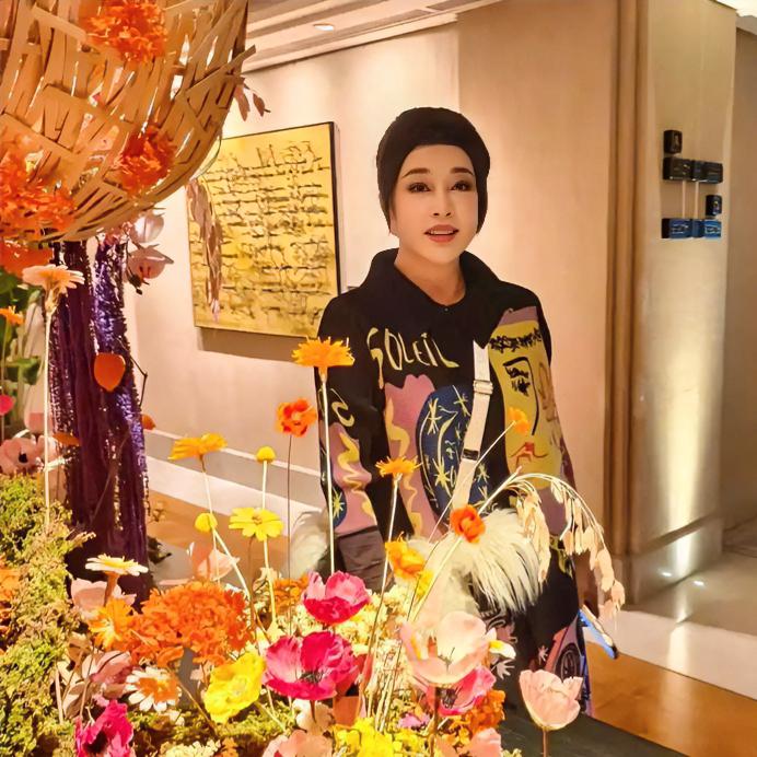 刘晓庆的妆容着实惊艳，已是七十六岁年纪，妆后看着竟如同三十六岁一般。

不少人留