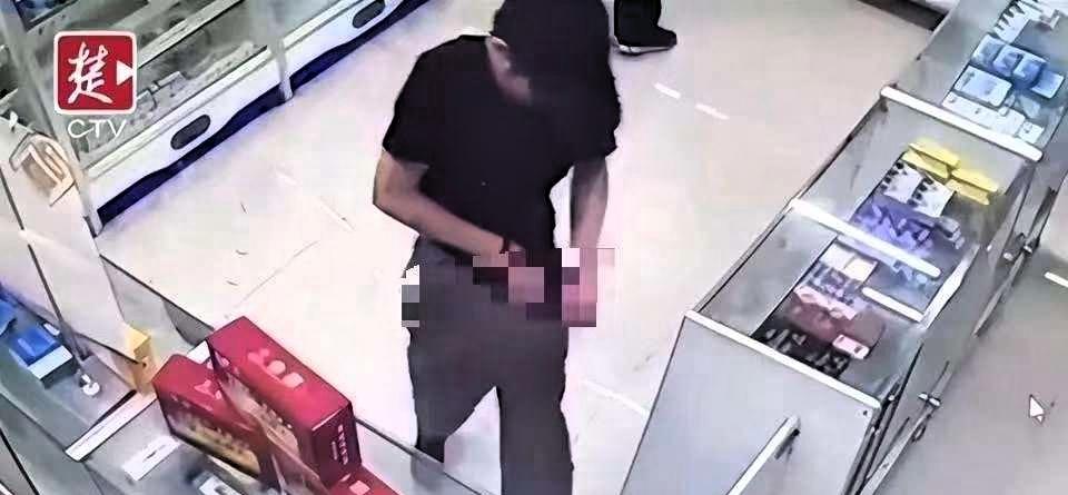 湖北，一男子从药店买了一盒“伟哥”，吃完却发现没有任何反应，他觉得药是假的，为了