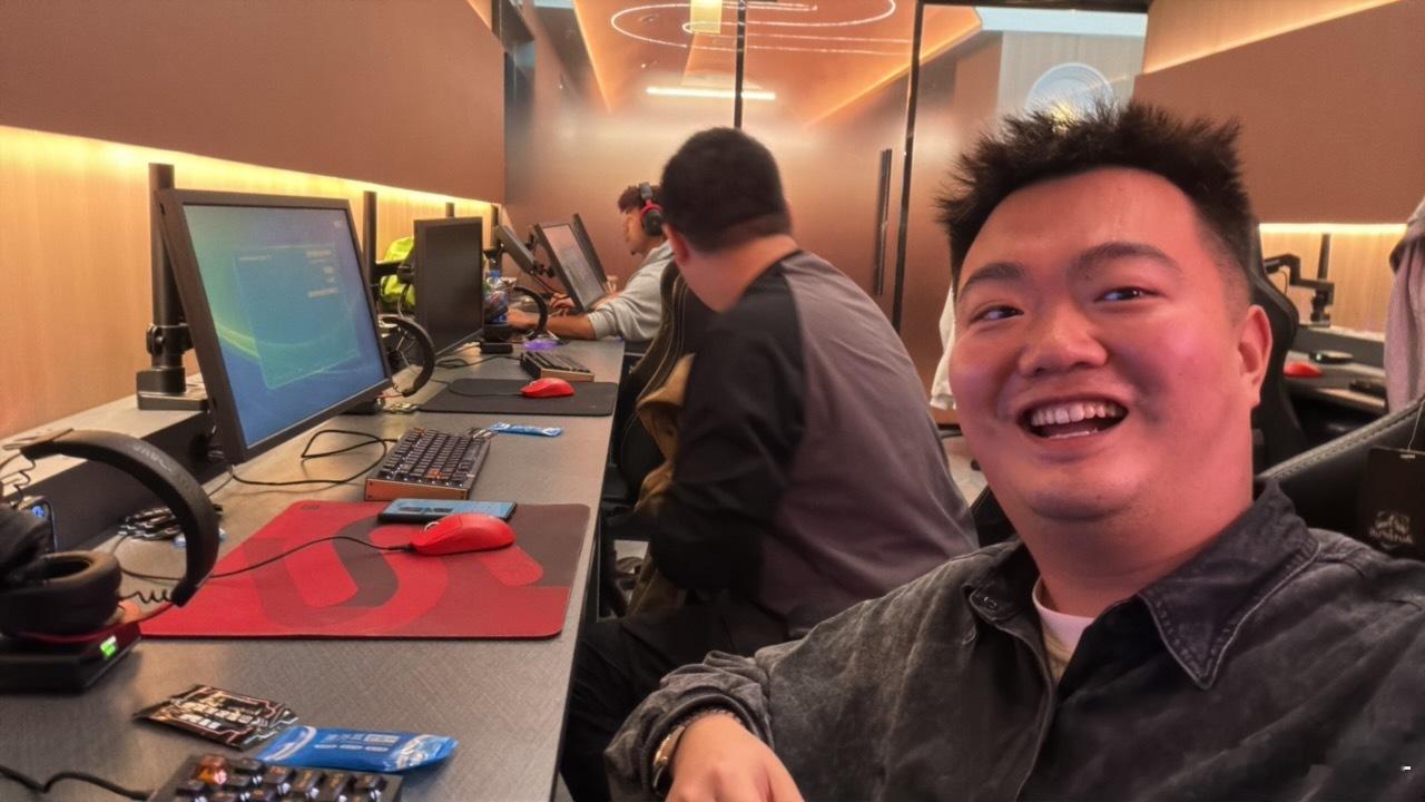 回学校，怎么能错过最美好的网吧打游戏环节！！！和大学室友一起打了三小时吃鸡感觉一