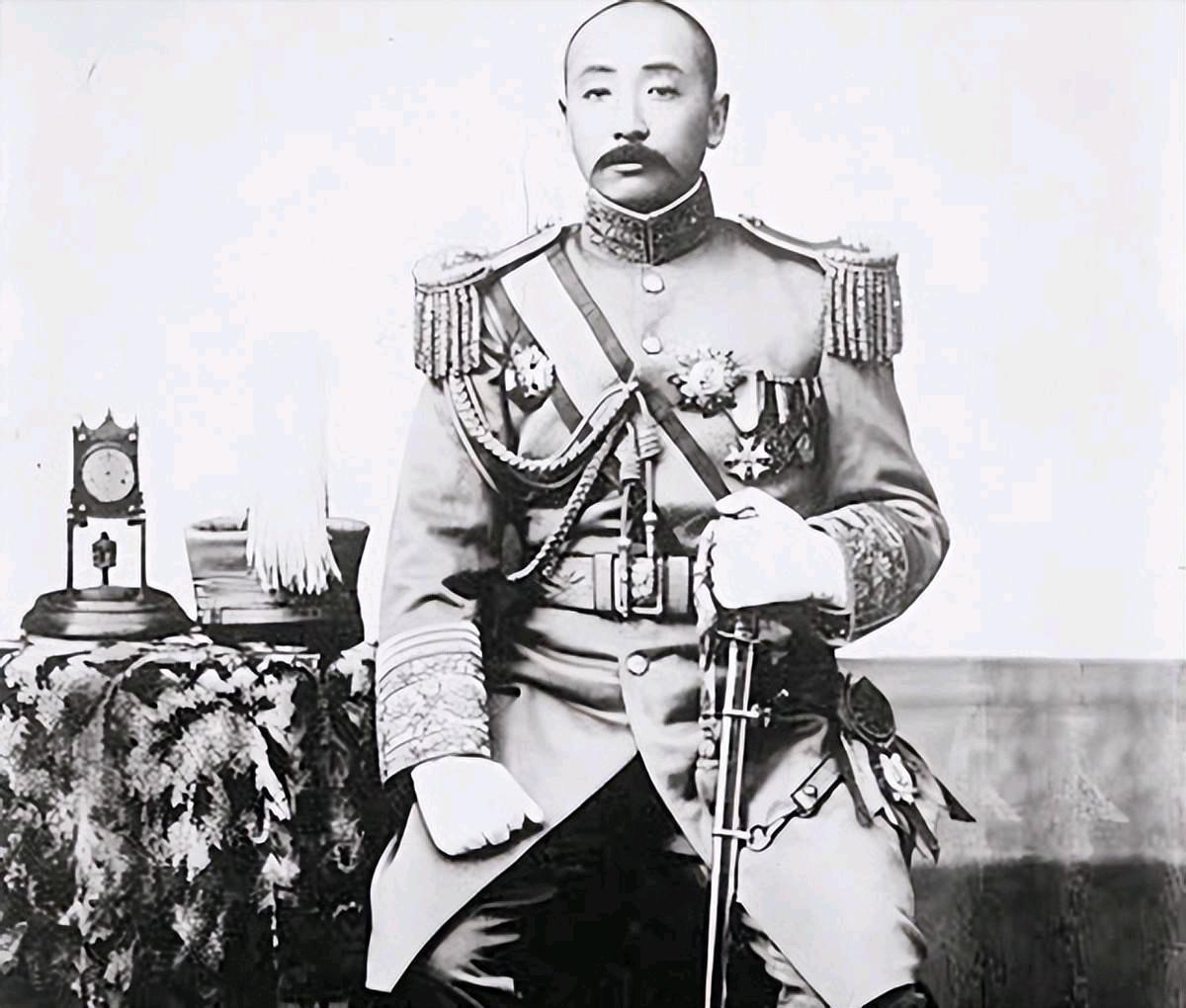 一次，张作霖正在面试4个保镖，突然，后院有人大喊：“抓刺客。”其中3人飞快地跑向