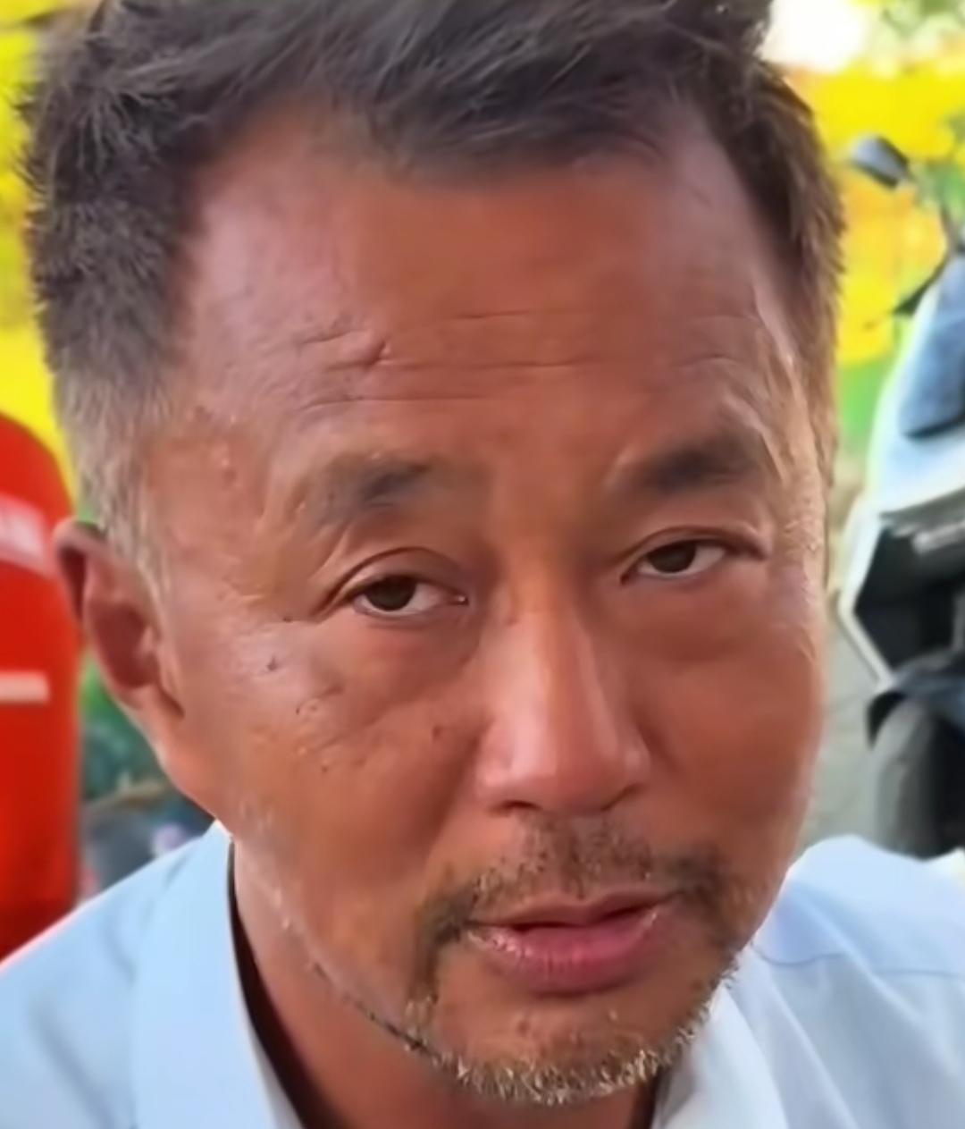 有人问沈巍：“你妈妈想你不？”
沈巍说：“应该不会，因为我那时候在路上经常遇见她