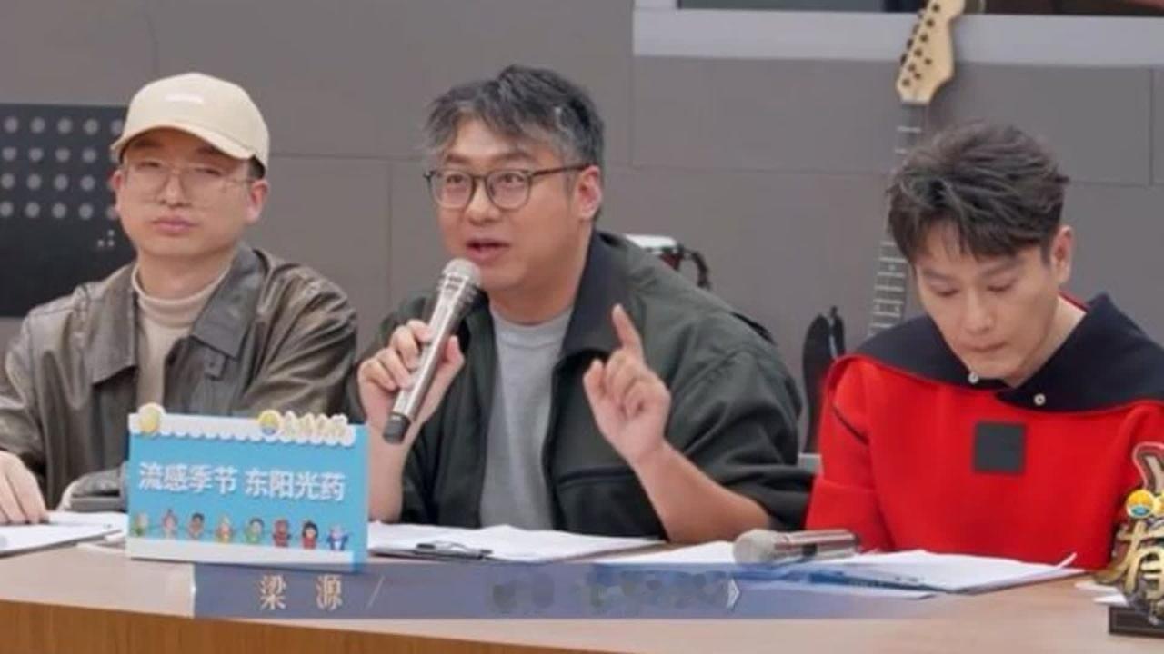 欢子消失10年，再次复出被张信哲质疑，评委：你的歌本身就一般！